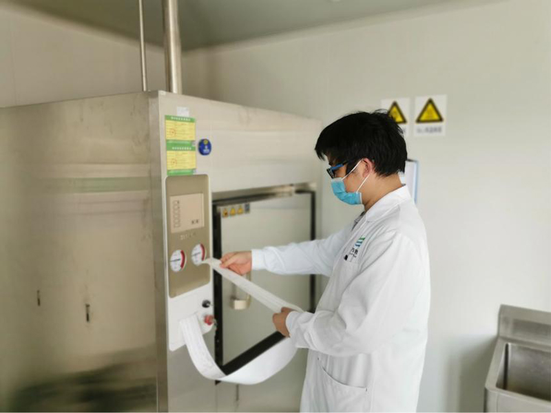 恪尽职守的顾丰华老师2.jpg 恪尽职守的顾丰华老师2.jpg