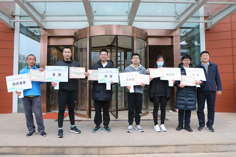 左总颁发“勇往直前”状.JPG 左总颁发“勇往直前”状.JPG